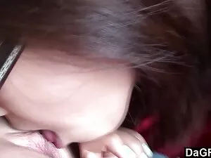 Cô gái bơi trong hồ  ...