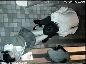 Lấy ngón tay ở phía  ...